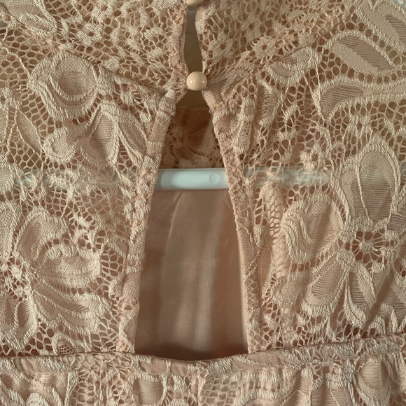 VENUS lace peach cream dress - Picture 15 of 17